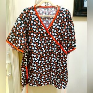 Halloween Scrub Top with String Tie for Perfect Fit
Excellent Condition